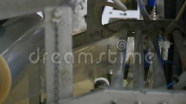 食品厂生产车间包装机铝箔包装厂工人自动化包装糖果过程